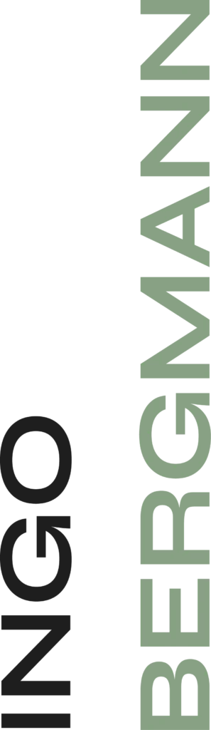 Vertikaler Text auf schwarzem Hintergrund: "INGO" in Schwarz, "BERGMANN" in sanftem Grünton.